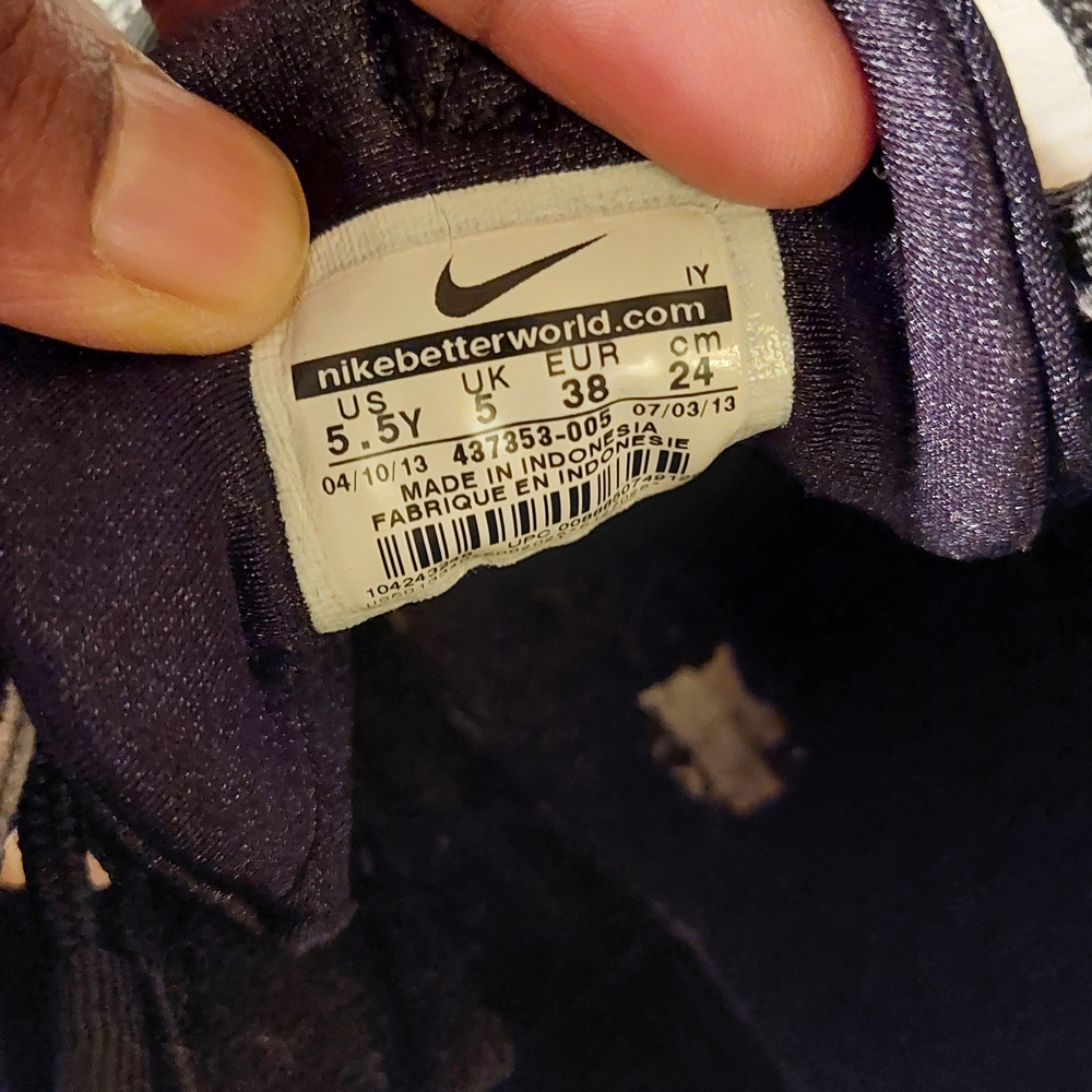 Nike Kids Black and Red Athletic Shoes - Picture 12 of 12